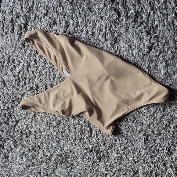 Aritzia Babaton contour v neck bodysuit S - Picture 2 of 3